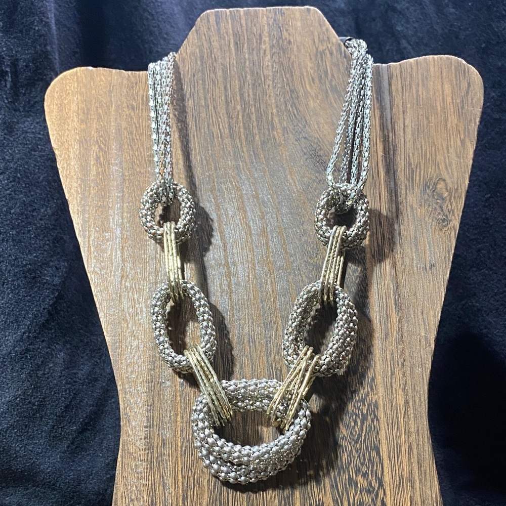 Chic Two-Tone Necklace With Interlocking Design - image 1